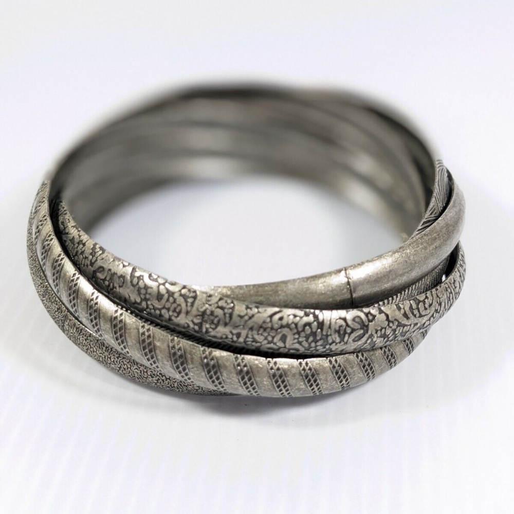Set of 6โ Interlocking Connected Silver Tone Textured Bangle Bracelets